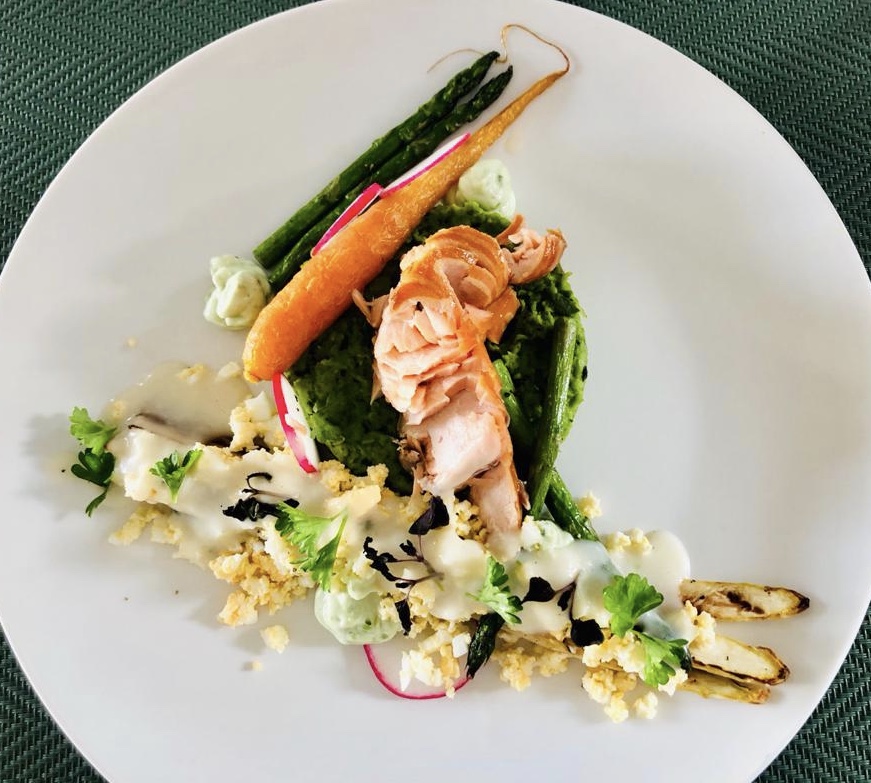 hoofdgerecht van spinazie puree gerookte zalm gepofte wortel , groene asperges, gegrilde witte asperge, gepofte bloemkoolrijst, witte wijn citroen roomsaus   