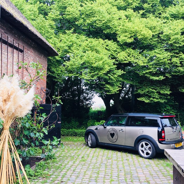 Juiëtte Enneking met zilte hapjes op een jacht
