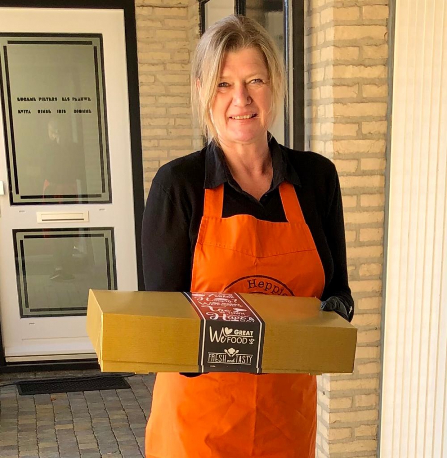 Juiëtte Enneking met zilte hapjes op een jacht