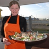 Juiëtte Enneking met zilte hapjes op een jacht