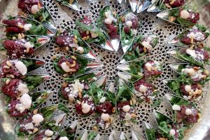 zilveren schaal met verfijnde hapjes van carpaccio , rucola, Parmezaanse kaas en pijnboompitjes